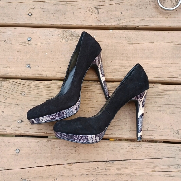 Black Snakeskin Pump - Picture 1 of 5